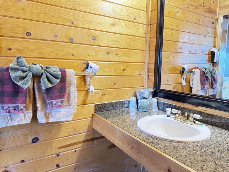 More Photos Of 1665 Whisper Ridge Rd, Ashton Hotel For Sale