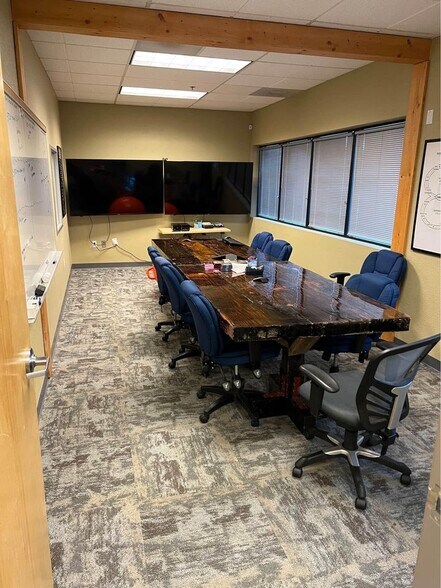 More Photos Of 1375 SE Wilson Ave, Bend Flex For Lease