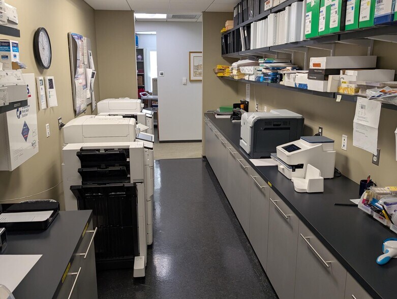 More Photos Of 1471 Iyannough Rd, Hyannis Office For Lease