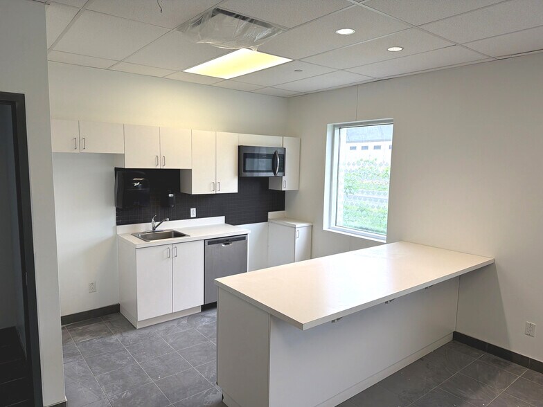 More Photos Of 1375-1405 Boul Hymus, Dorval Warehouse For Lease