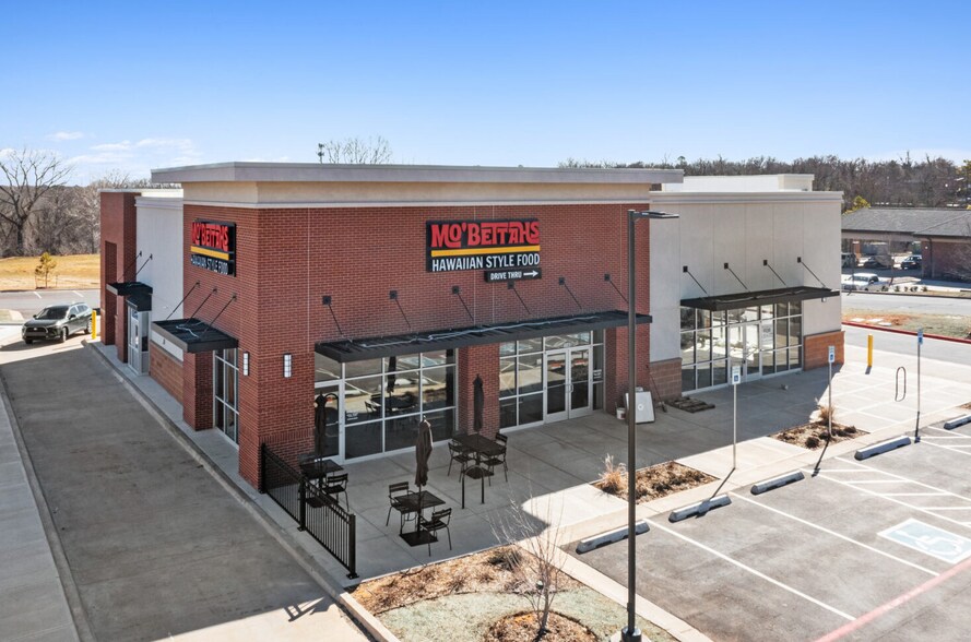 Primary Photo Of 1140-1148 S Bryant Ave, Edmond Restaurant For Sale