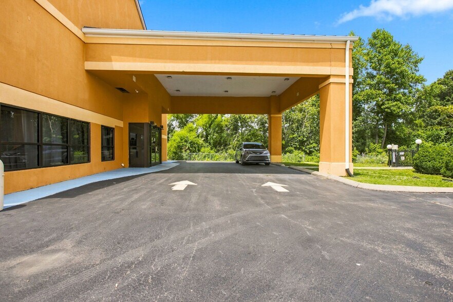 More Photos Of 634 David St, Centerville Hotel For Sale