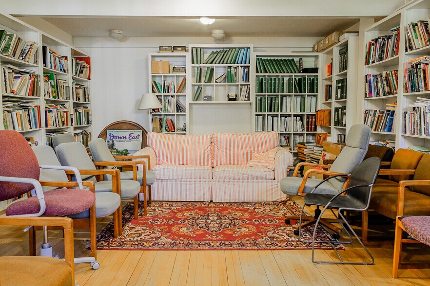 More Photos Of 680 Commercial St, Rockport Flex For Sale