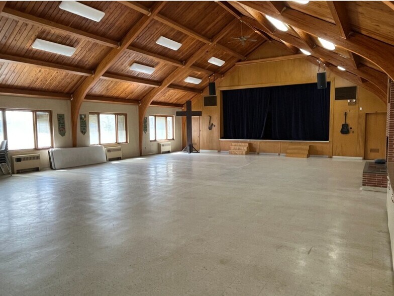 More Photos Of 5171 Commerce Rd, Orchard Lake Religious Facility For Lease