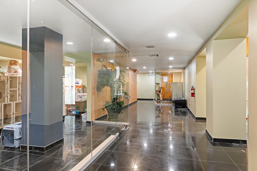 More Photos Of 23945-23947 Newhall Ave, Santa Clarita General Retail For Sale