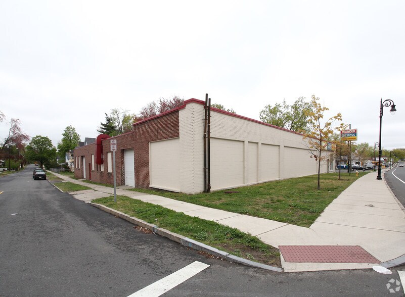 More Photos Of 1566 State St, Springfield Showroom For Lease