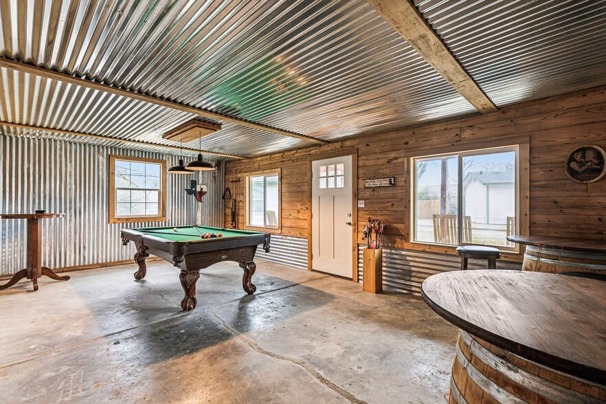 More Photos Of 512 N Travis St, Granbury Hospitality For Sale