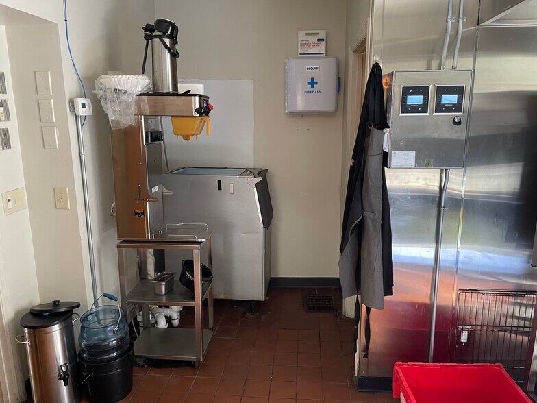 More Photos Of 3666-3672 Erie Ave, Cincinnati Restaurant For Lease