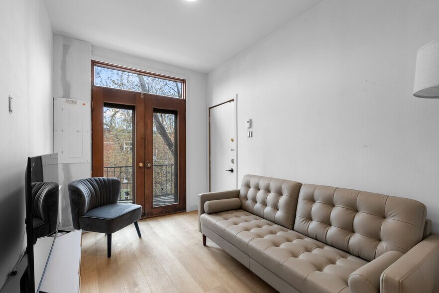 More Photos Of 4568 Rue Boyer, Montréal Apartments For Sale