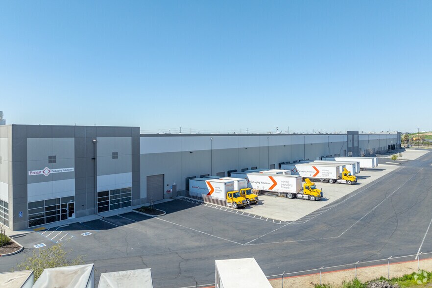 More Photos Of 8670 Fruitridge Rd, Sacramento Warehouse For Lease