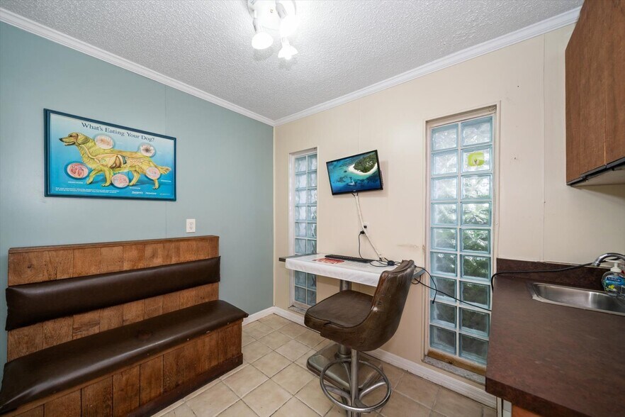 More Photos Of 1631 W Bay Dr, Largo Veterinarian Kennel For Sale