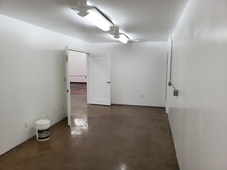 More Photos Of 3059-3061 SE Monroe St, Stuart Warehouse For Lease