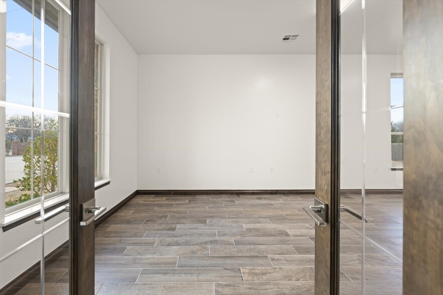 More Photos Of 833 Kelly Lakes Pass, Edmond Office For Lease