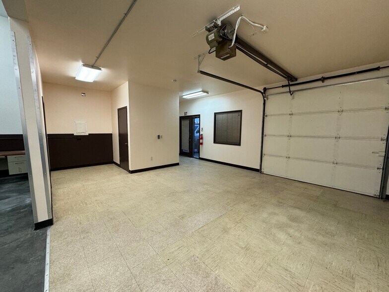 More Photos Of 305 N Willow St, Kenai Light Manufacturing For Lease