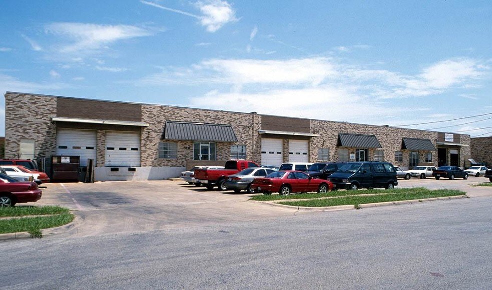 More Photos Of 2945-2965 Congressman Ln, Dallas Light Distribution For Lease