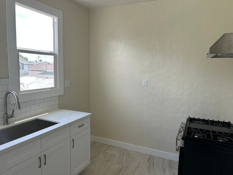 More Photos Of 1506 W 36th St, Los Angeles Apartments For Sale