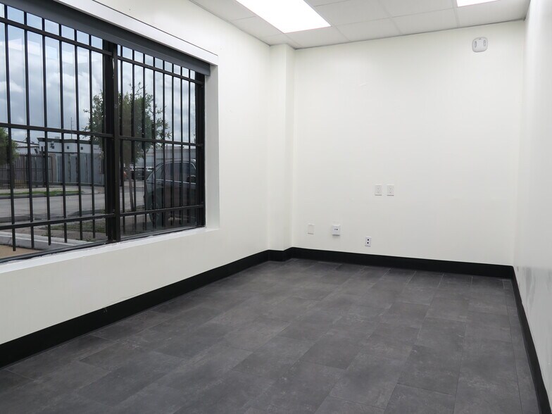 More Photos Of 5830 Star Ln, Houston Light Distribution For Lease
