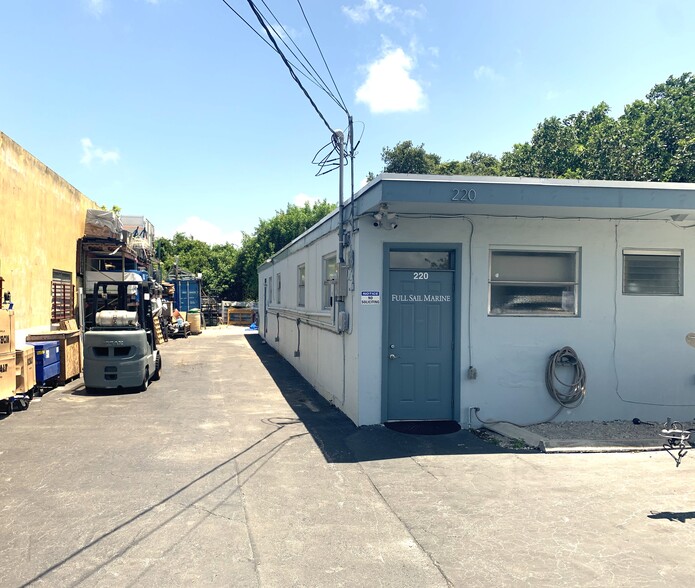 Primary Photo Of 220 SW 30th St, Fort Lauderdale Warehouse For Lease