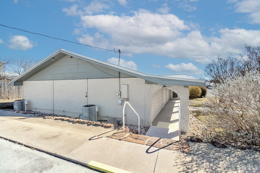 More Photos Of 305 W Dallas St, Llano Religious Facility For Sale