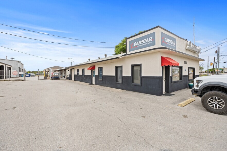 More Photos Of 955 W Kingsbury St, Seguin Auto Repair For Sale