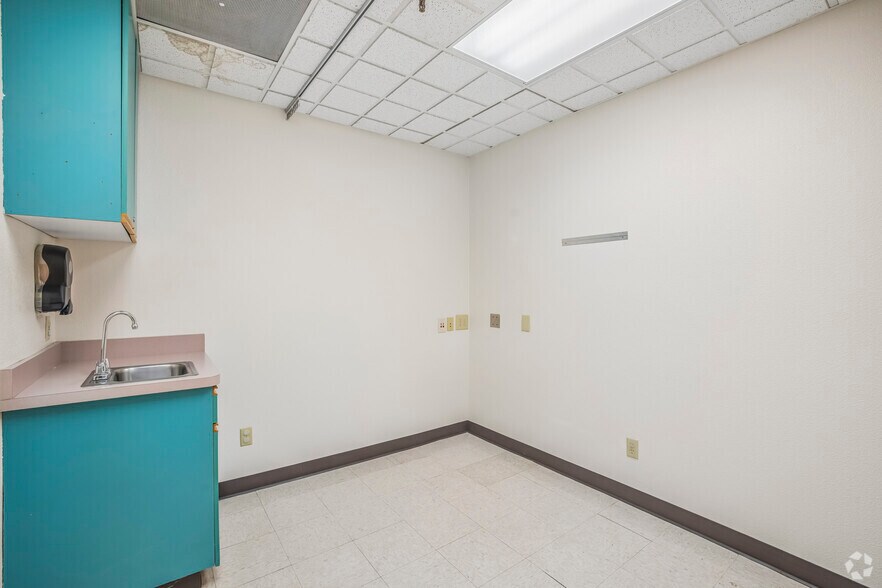 More Photos Of 3111 Professional Dr, Auburn Medical For Sale