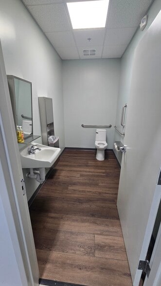 More Photos Of 168 Thunder Rd, Mooresville Light Manufacturing For Lease