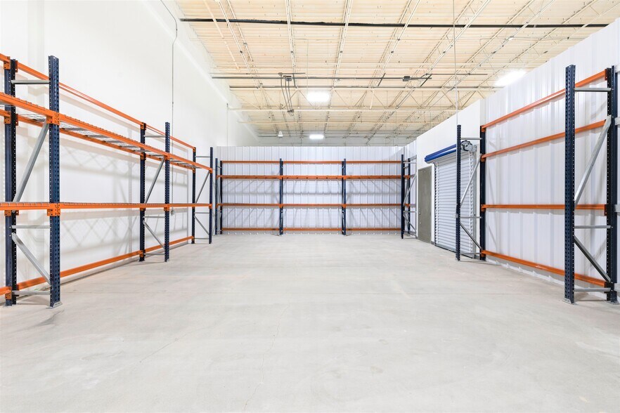 More Photos Of 3131 W Bolt St, Fort Worth Warehouse For Lease