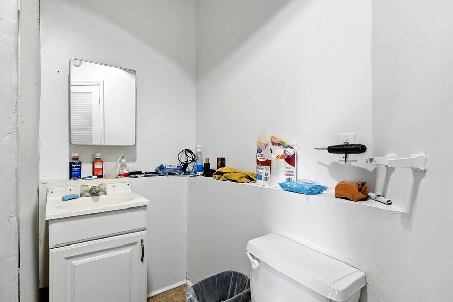 More Photos Of 110-114 W Grand River Ave, Webberville Storefront Retail Residential For Sale