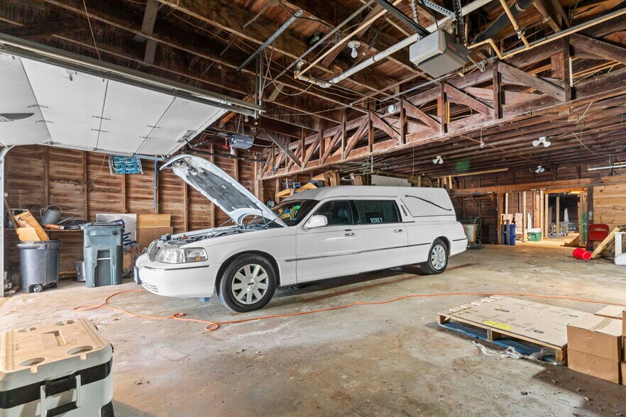 More Photos Of 403 W Sterling St, Baytown Funeral Home For Sale