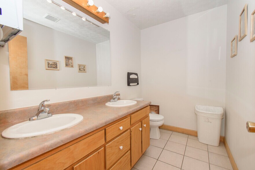 More Photos Of 1201 Elm St, Christiansburg Office For Sale