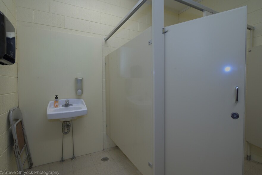 More Photos Of 411 S Main St, Hillsboro Specialty For Sale