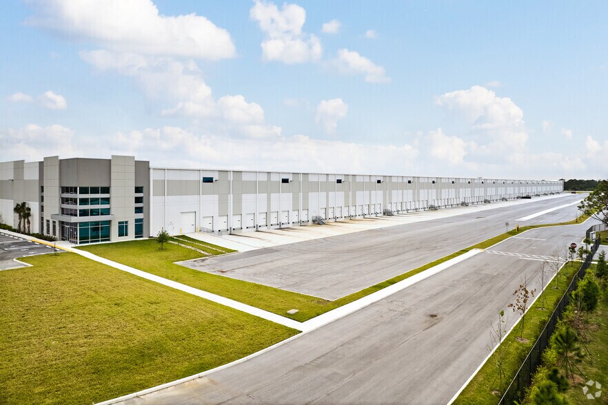 More Photos Of 5001 Crossroads Pky, Fort Pierce Warehouse For Lease