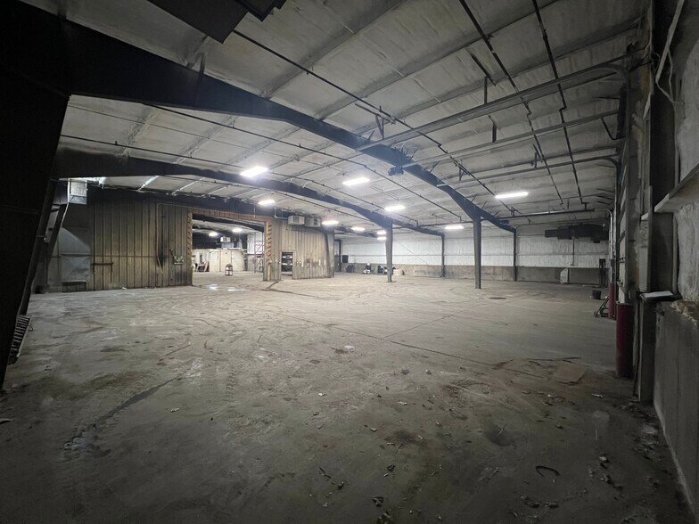 More Photos Of 2316 W Everett St, Appleton Warehouse For Lease