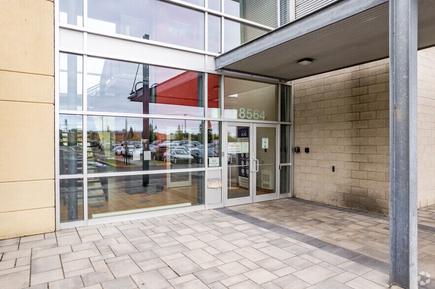 More Photos Of 8550-8560 Boul Newman, Montréal Medical For Lease