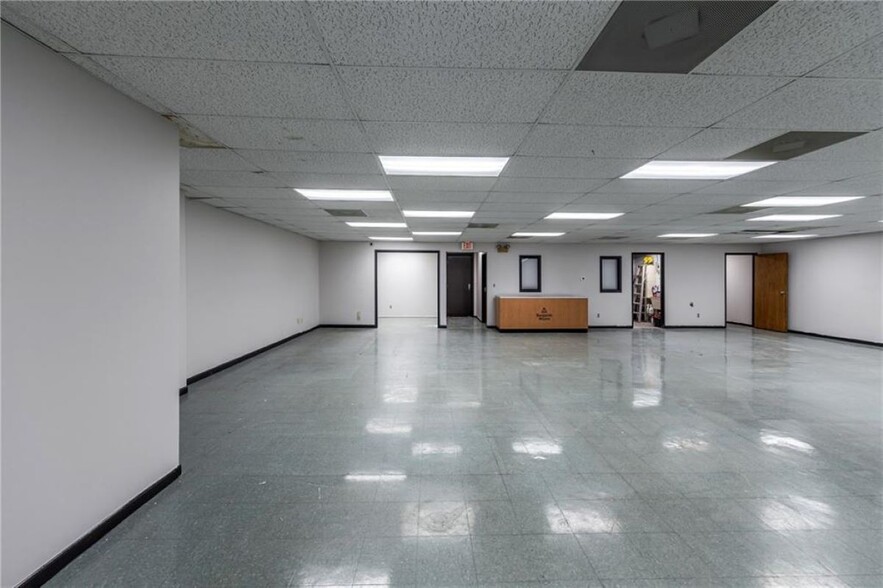 More Photos Of 2327 N Belt Hwy, Saint Joseph General Retail For Lease