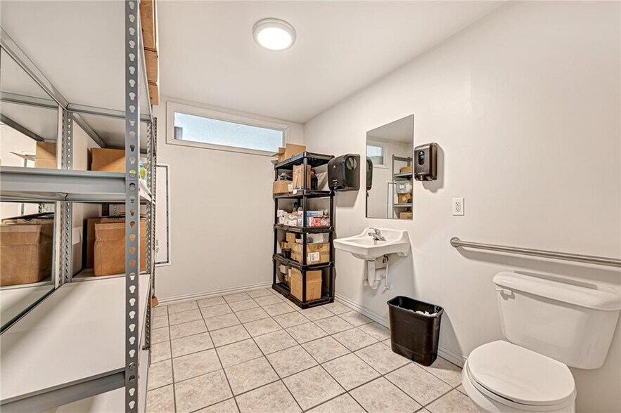 More Photos Of 427 N College Ave, Fayetteville Storefront For Sale
