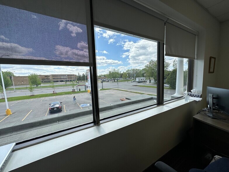 More Photos Of 3000-3140 Boul de Rome, Brossard Storefront For Lease