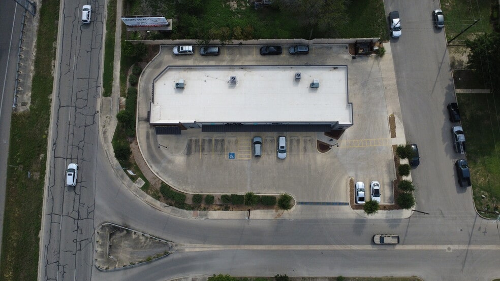 More Photos Of 1430 Unicorn Ave, New Braunfels Storefront For Lease