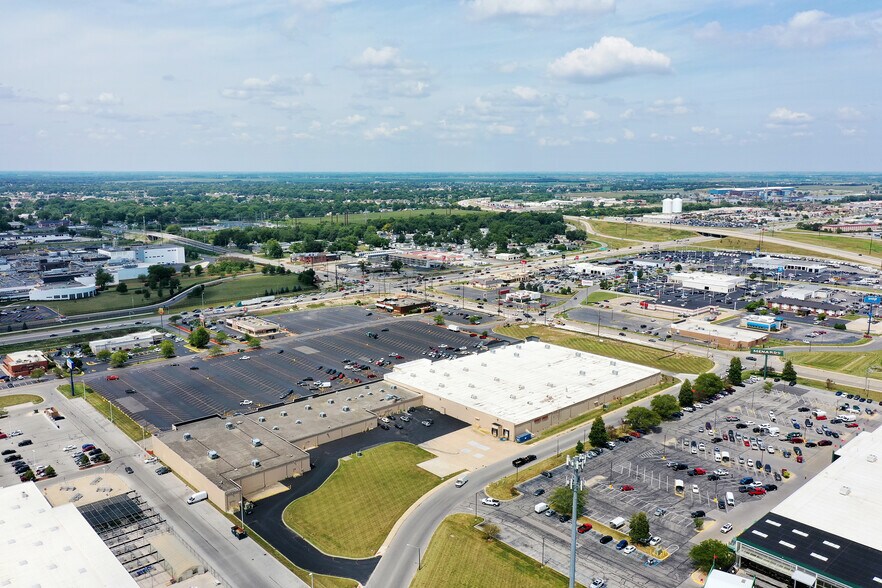 More Photos Of 1194 N Kinzie Ave, Bradley General Retail For Lease