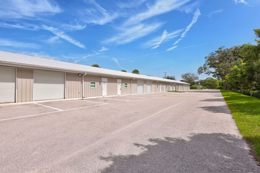More Photos Of 3801-3815 Oleander Ave, Fort Pierce Warehouse For Lease