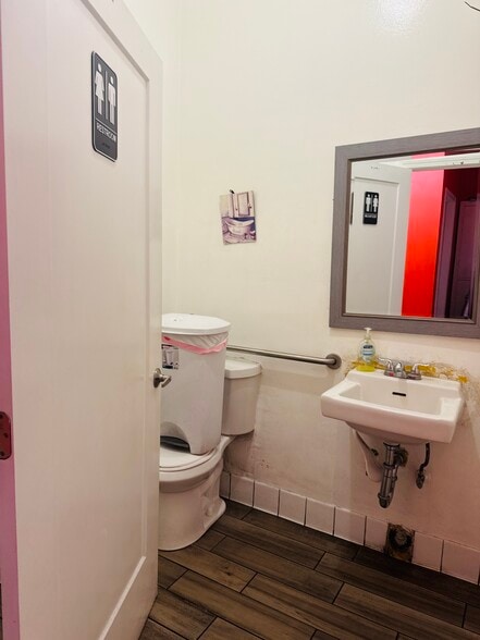 More Photos Of 333 W 17th St, Santa Ana Freestanding For Lease