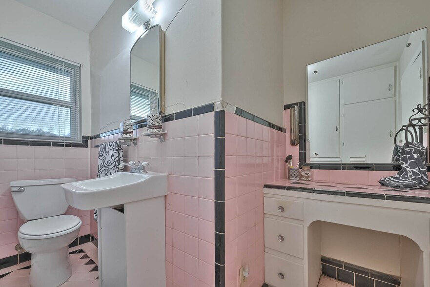 More Photos Of 8713 Wayfarer Ln, Houston Loft Creative Space For Sale