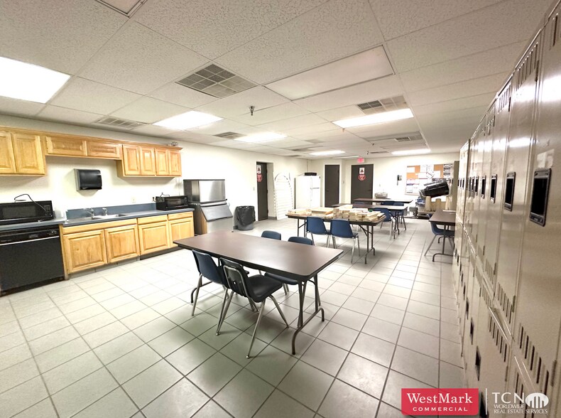 More Photos Of 2002 N Avenue N, Lubbock Manufacturing For Lease