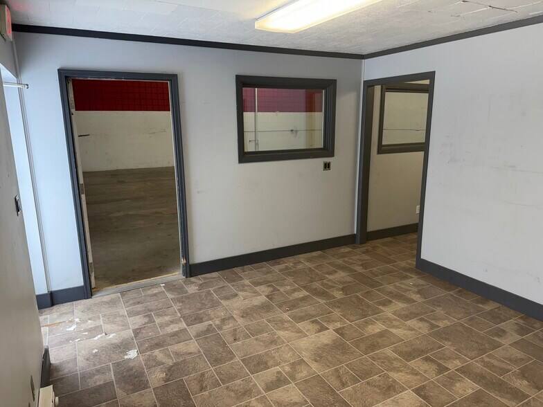 More Photos Of 3407 E Hamilton Ave, Eau Claire Auto Repair For Lease