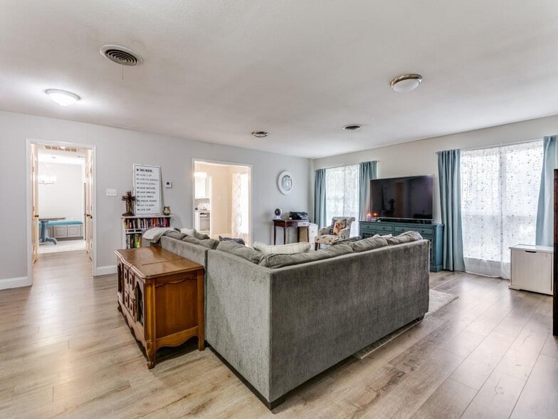 More Photos Of 128 Taylor St, Keller Flex For Sale