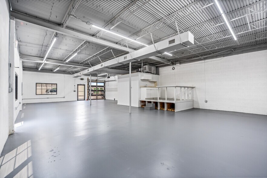 More Photos Of 3472 NE 5th Ave, Oakland Park Showroom For Lease