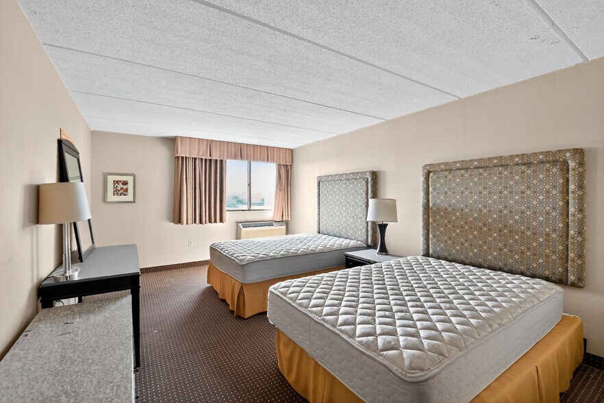More Photos Of 1550 E Dundee Rd, Palatine Hotel For Sale