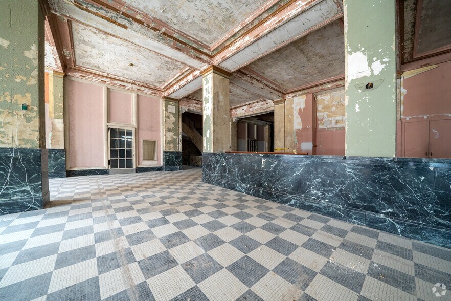 More Photos Of 217 Marquette St, La Salle Hotel For Sale