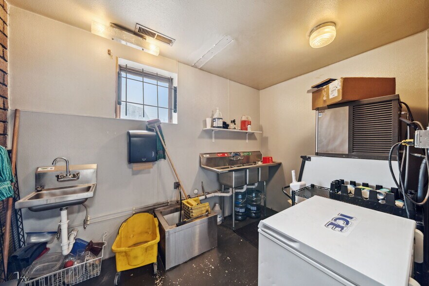 More Photos Of 901 W Pershing Blvd, Cheyenne Service Station For Sale