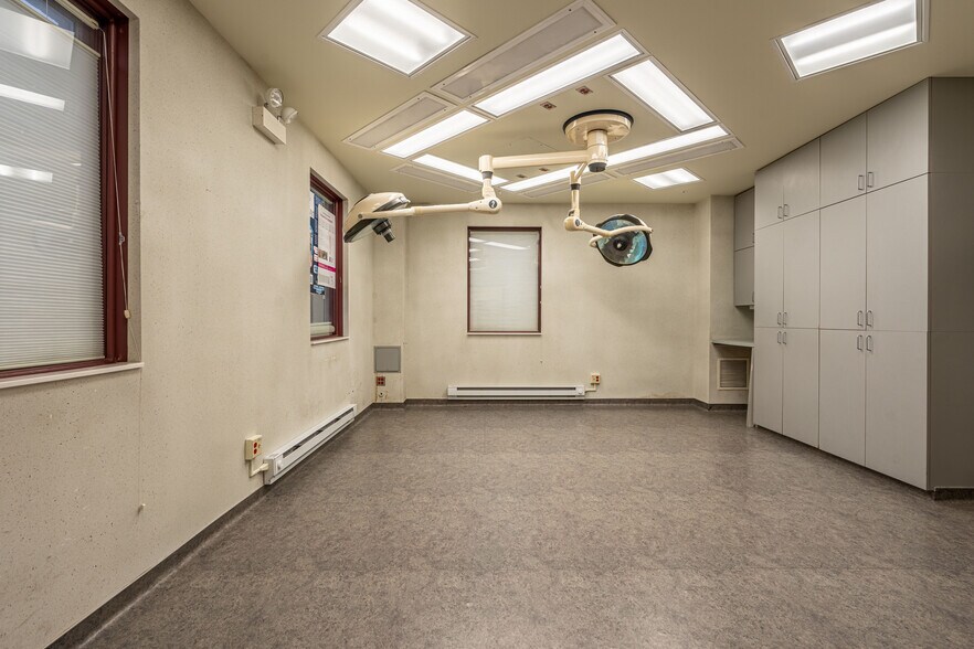 More Photos Of 4650 Southwest Hwy, Oak Lawn Medical For Sale